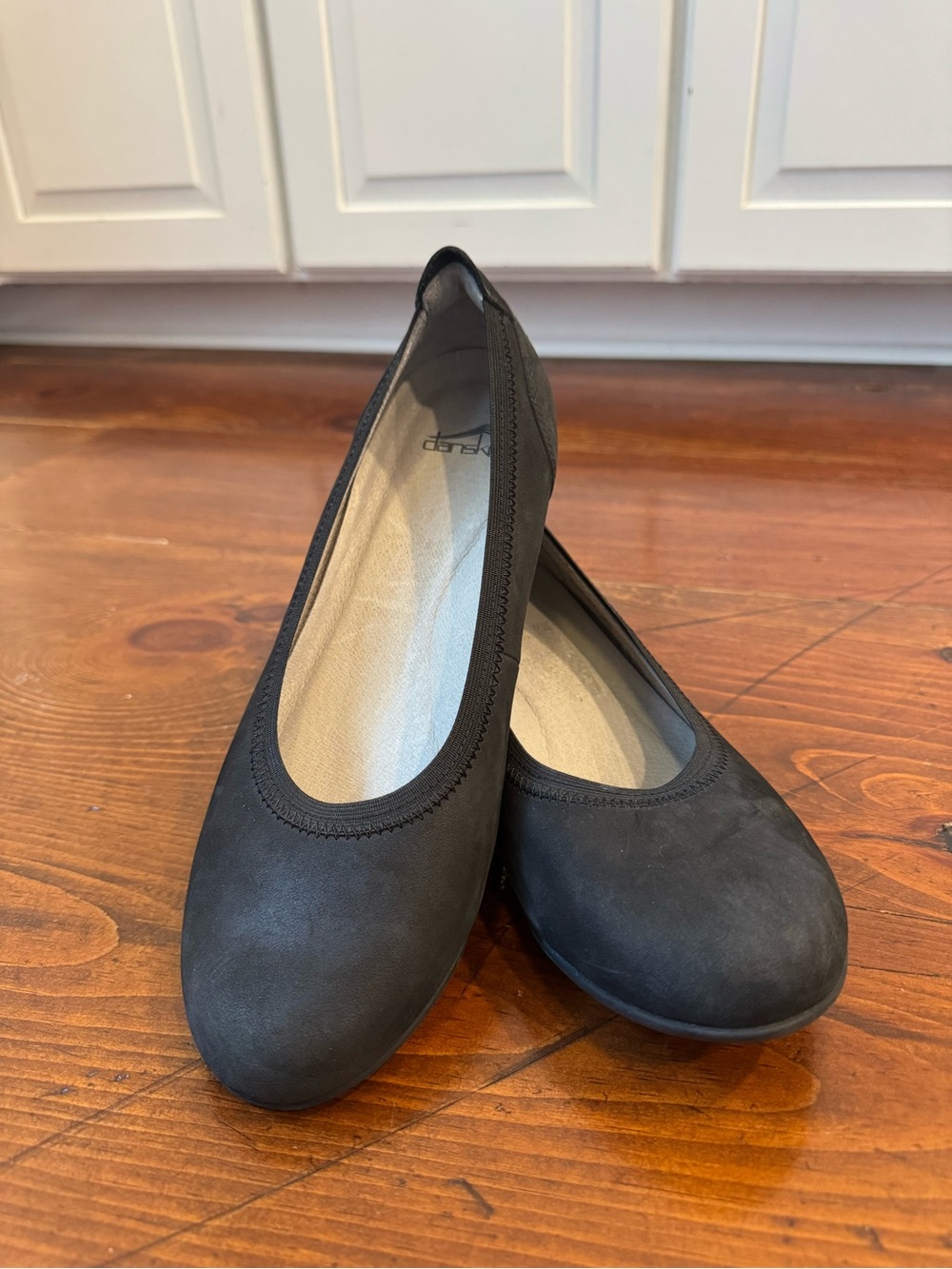 Dansko Kristen slip-on ballet flats in black milled nubuck leather. Size 40